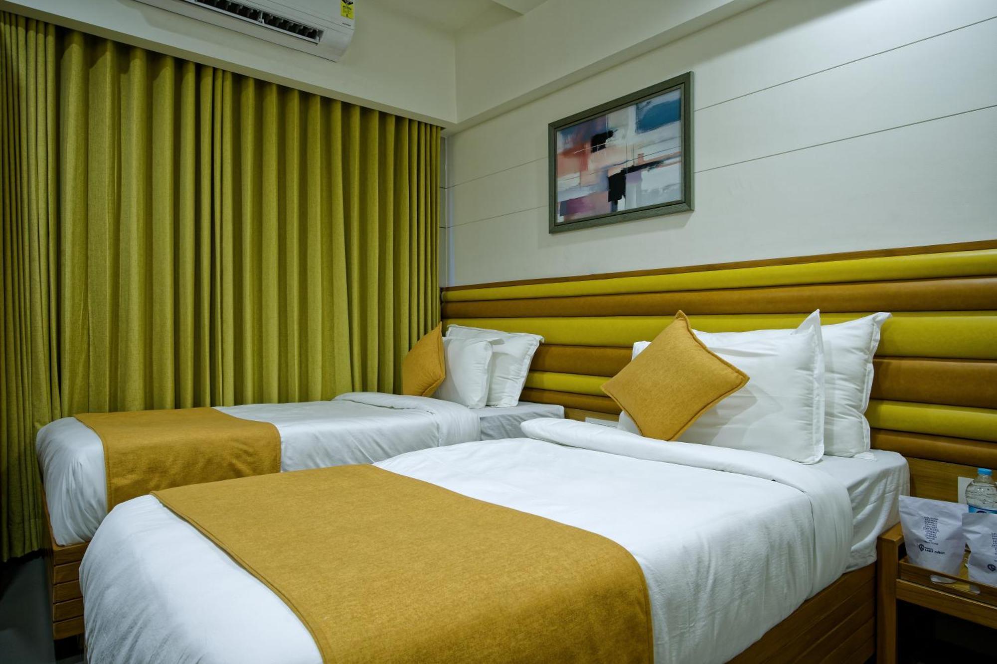 Hotel Lake Point Ahmedabad Eksteriør billede