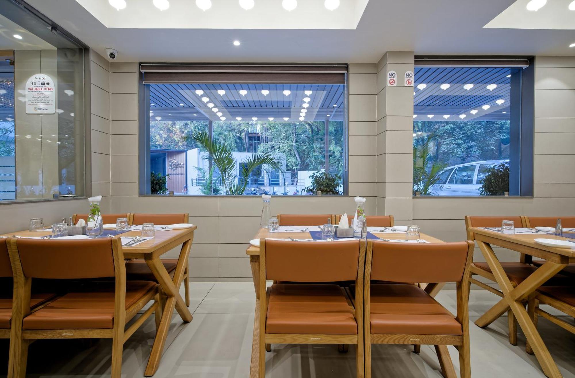 Hotel Lake Point Ahmedabad Eksteriør billede