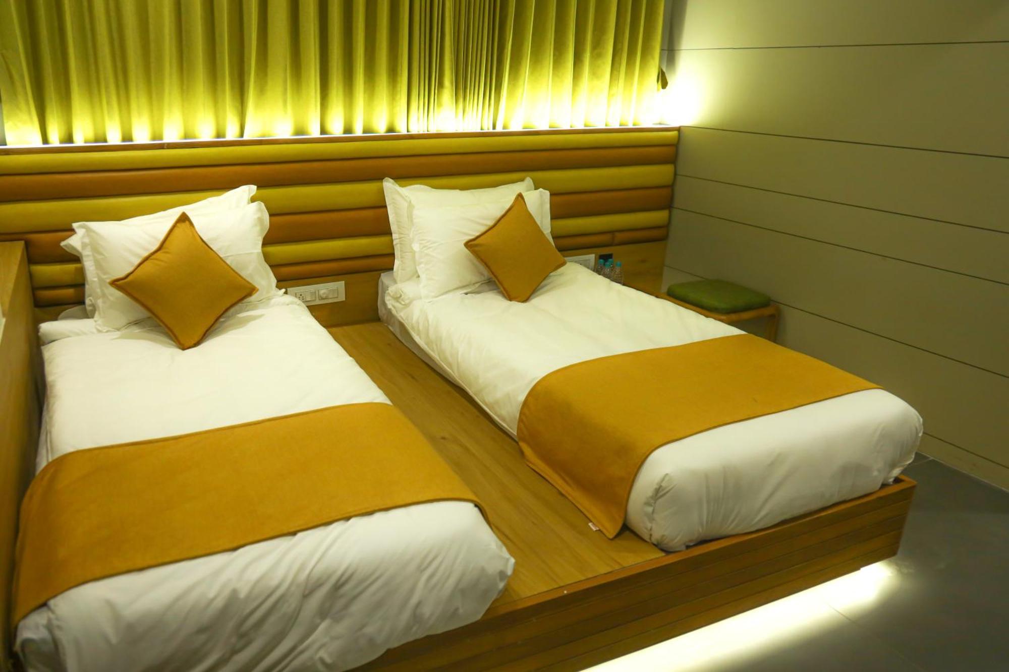 Hotel Lake Point Ahmedabad Eksteriør billede