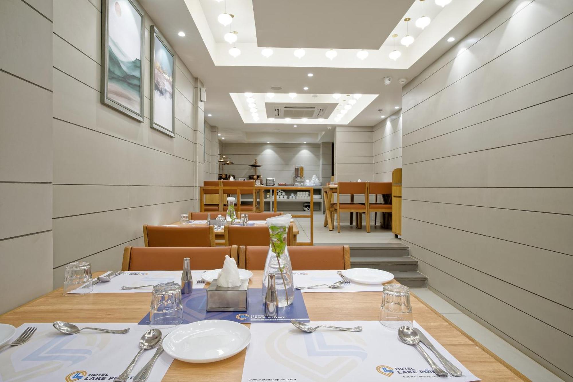 Hotel Lake Point Ahmedabad Eksteriør billede