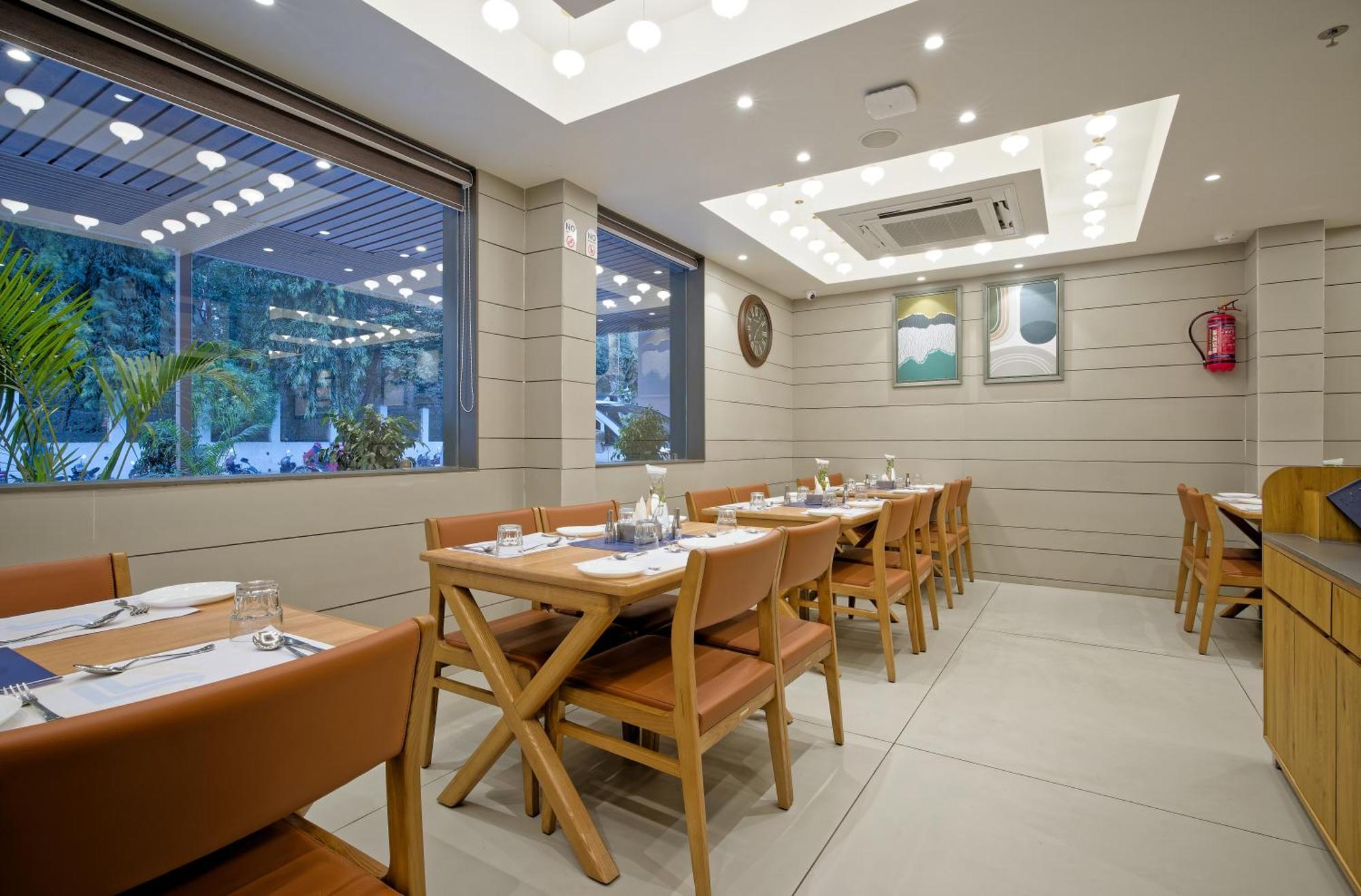 Hotel Lake Point Ahmedabad Eksteriør billede