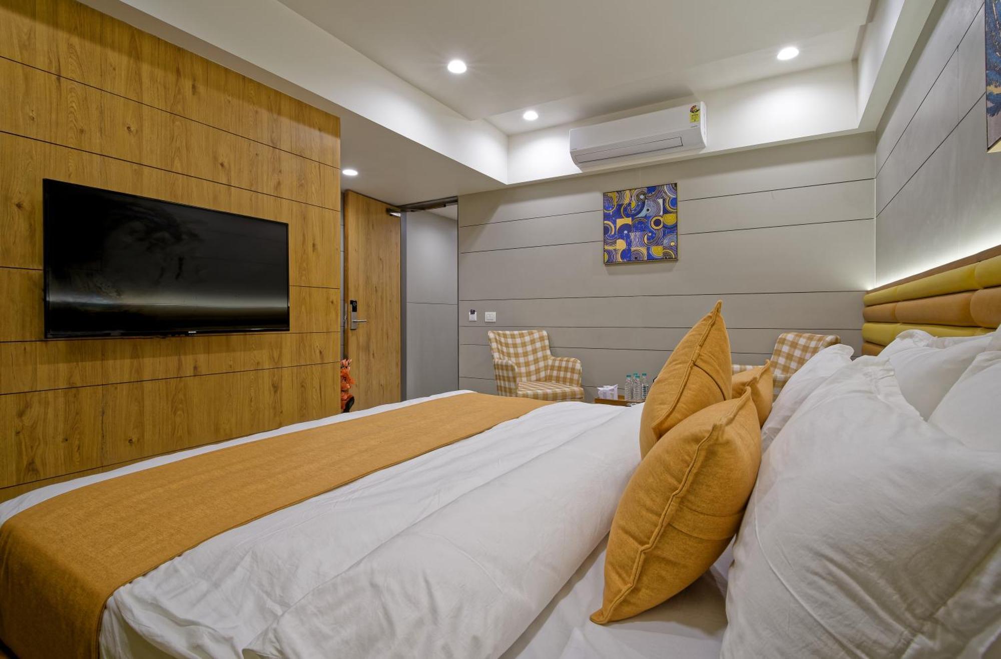 Hotel Lake Point Ahmedabad Eksteriør billede