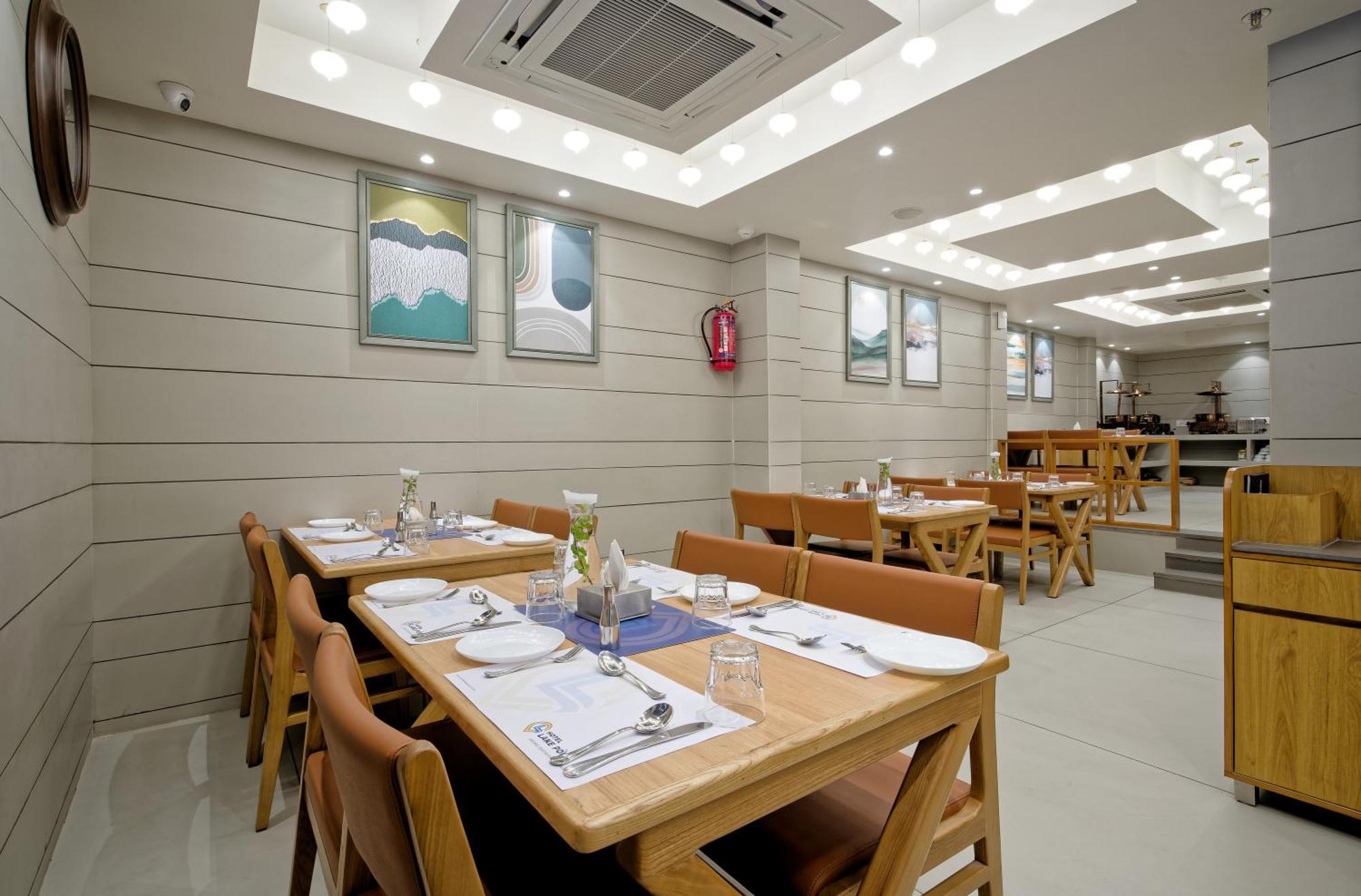 Hotel Lake Point Ahmedabad Eksteriør billede