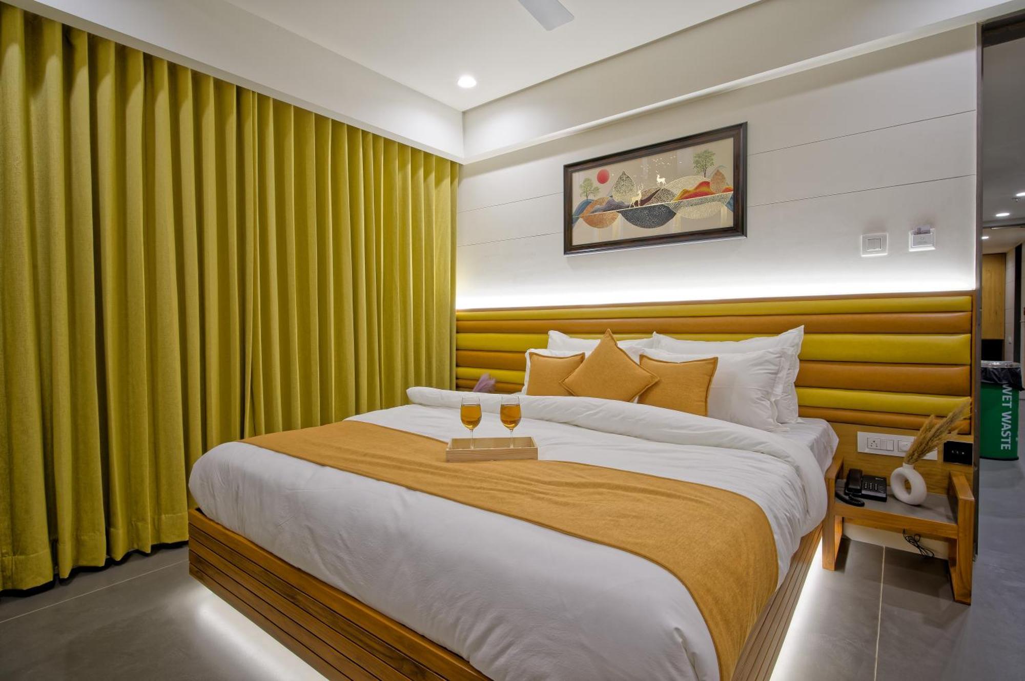 Hotel Lake Point Ahmedabad Eksteriør billede