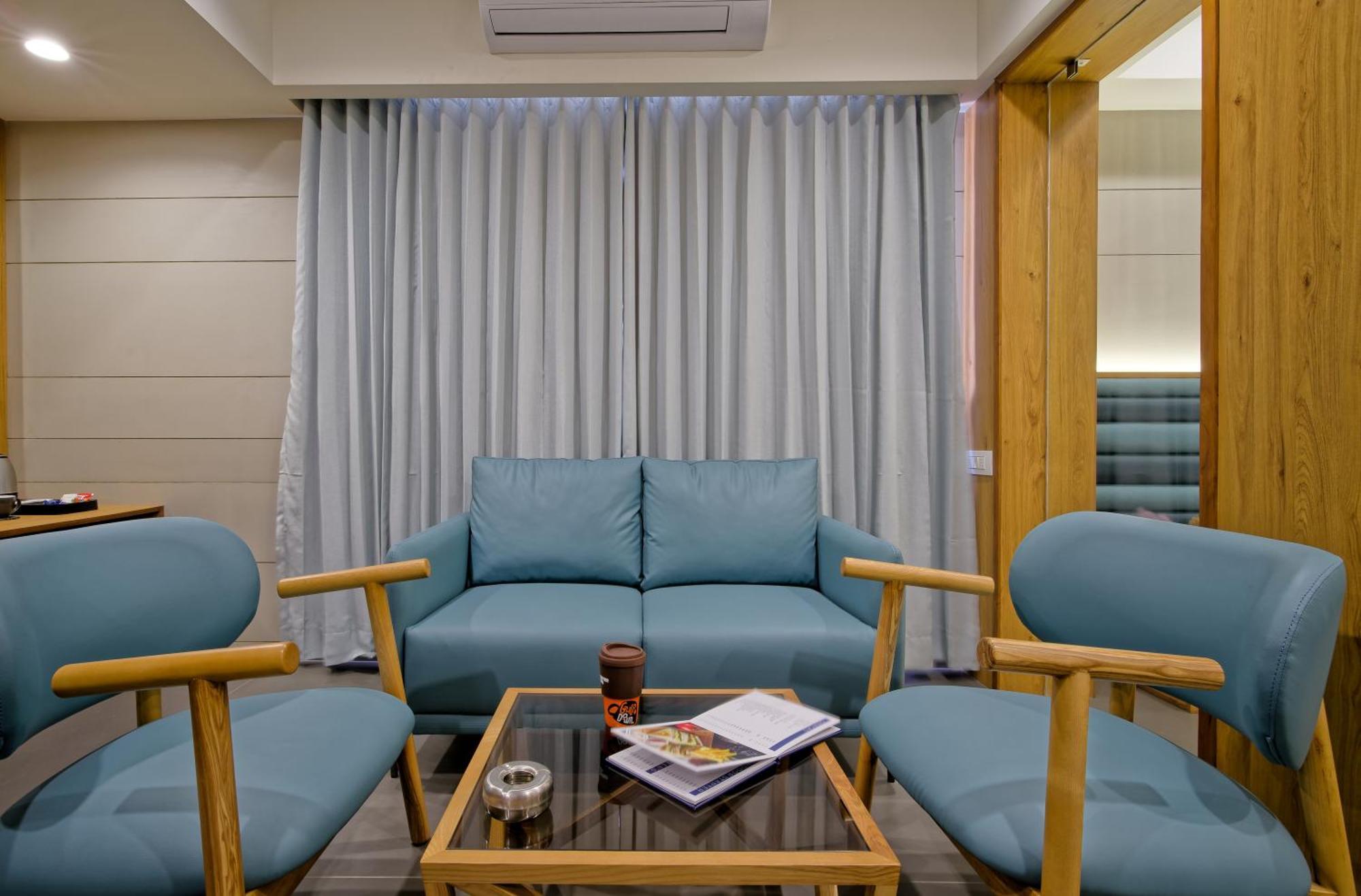 Hotel Lake Point Ahmedabad Eksteriør billede